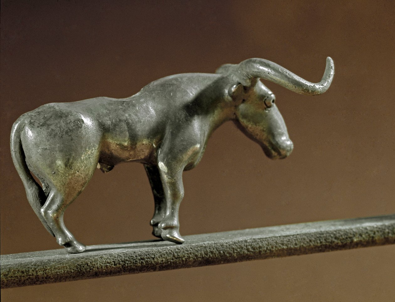 Förhistoria: silvertjurstaty från Maikops grav (Kaukasus). 3000-2500 f.Kr. Eneolitikum, kopparåldern. Sankt Petersburg, Eremitagemuseet, Ryssland av Prehistoric Prehistoric