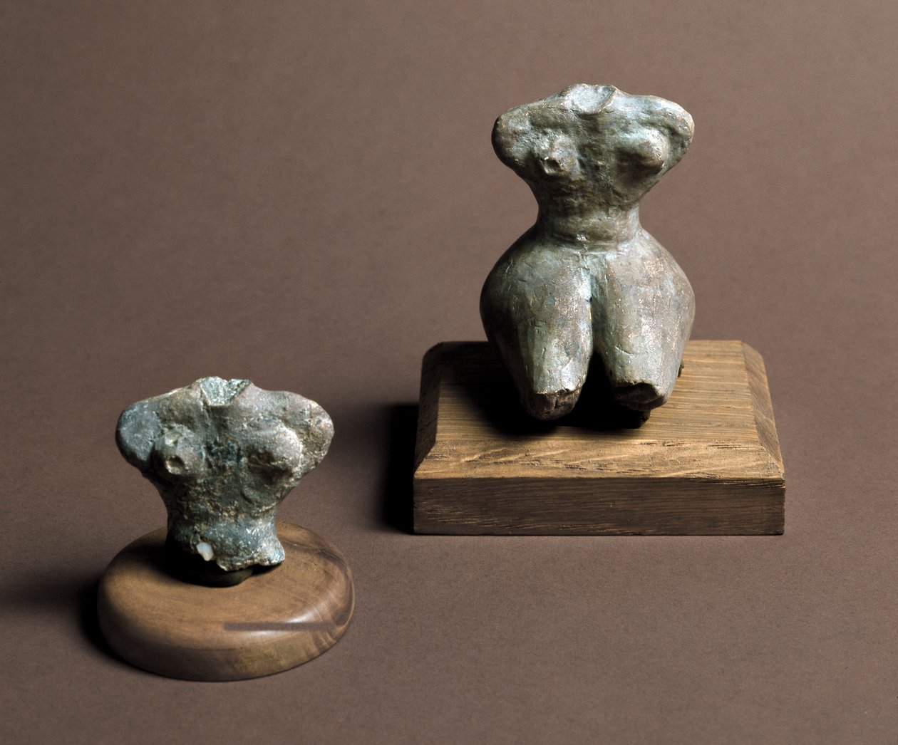 Förhistoria: liten idol (vänster) med anor från mellanneolitikum. Rekonstitution till höger. Från Caverna Delle Arene i Candide (Ligurien). Pegli, Museo Villa Pallavicini av Prehistoric Prehistoric