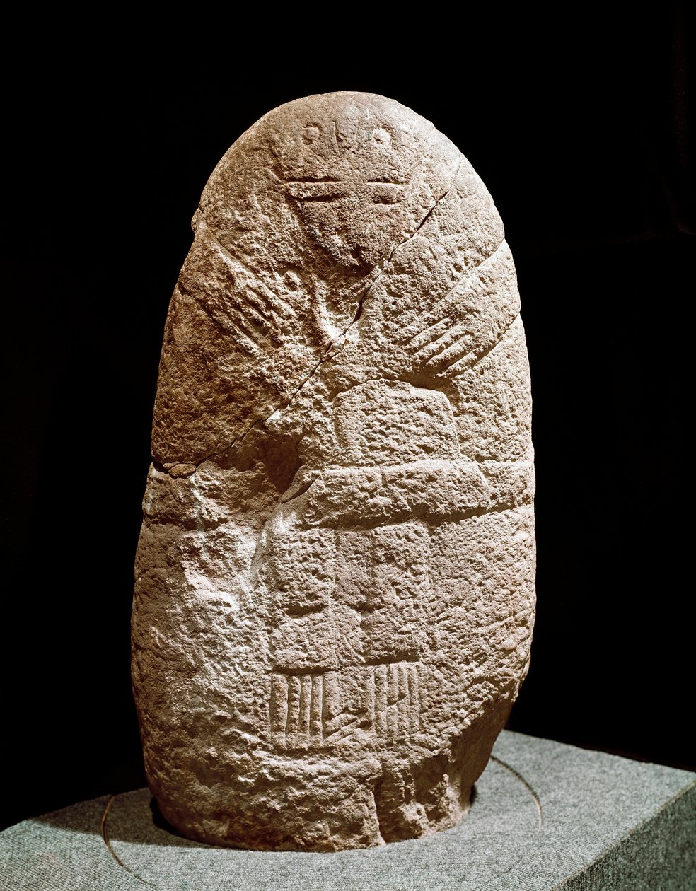 Förhistoria: statyett menhir. Stenåldern, neolitik. Saint Germain en Laye, Museum of National Antiquities av Prehistoric Prehistoric