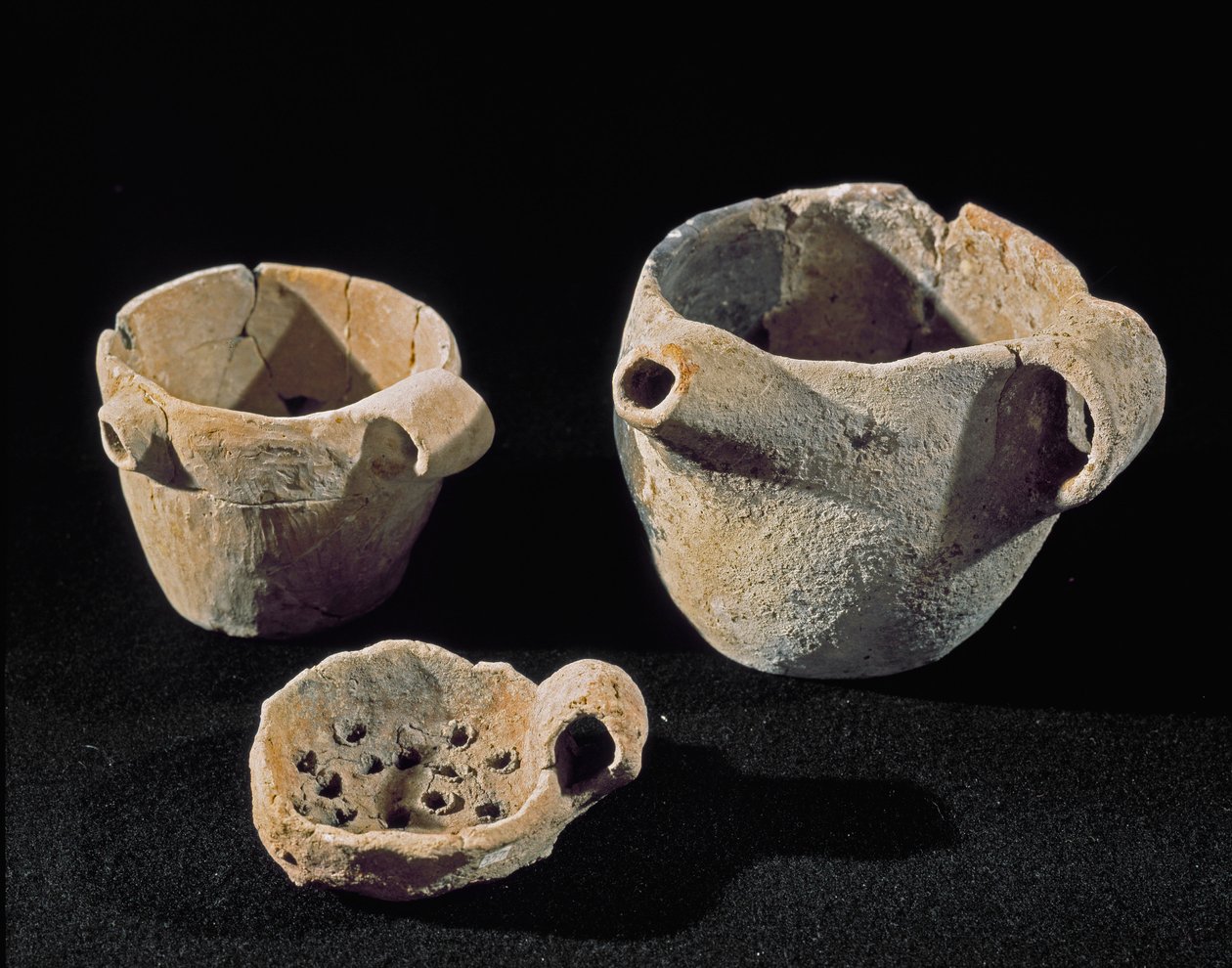 Förhistoria: diverse porslinstillbehör. Järnåldern. Från Umbrien. Perugia, Umbriens arkeologiska museum av Prehistoric Prehistoric