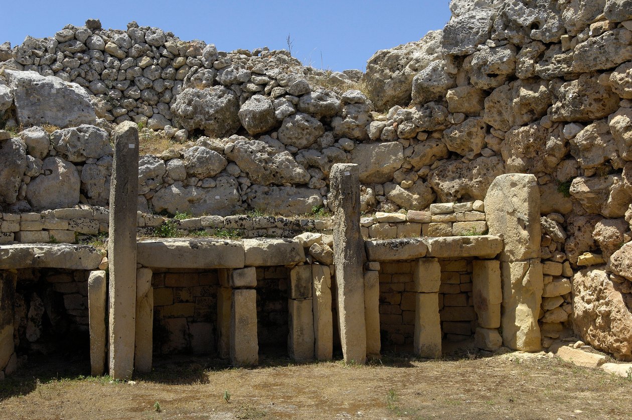 Förhistoria: utsikt över det megalitiska templet Ggantija, med anor från yngre stenåldern (3500-2600 f.Kr.), ön Gozo, Malta (foto) av Prehistoric Prehistoric