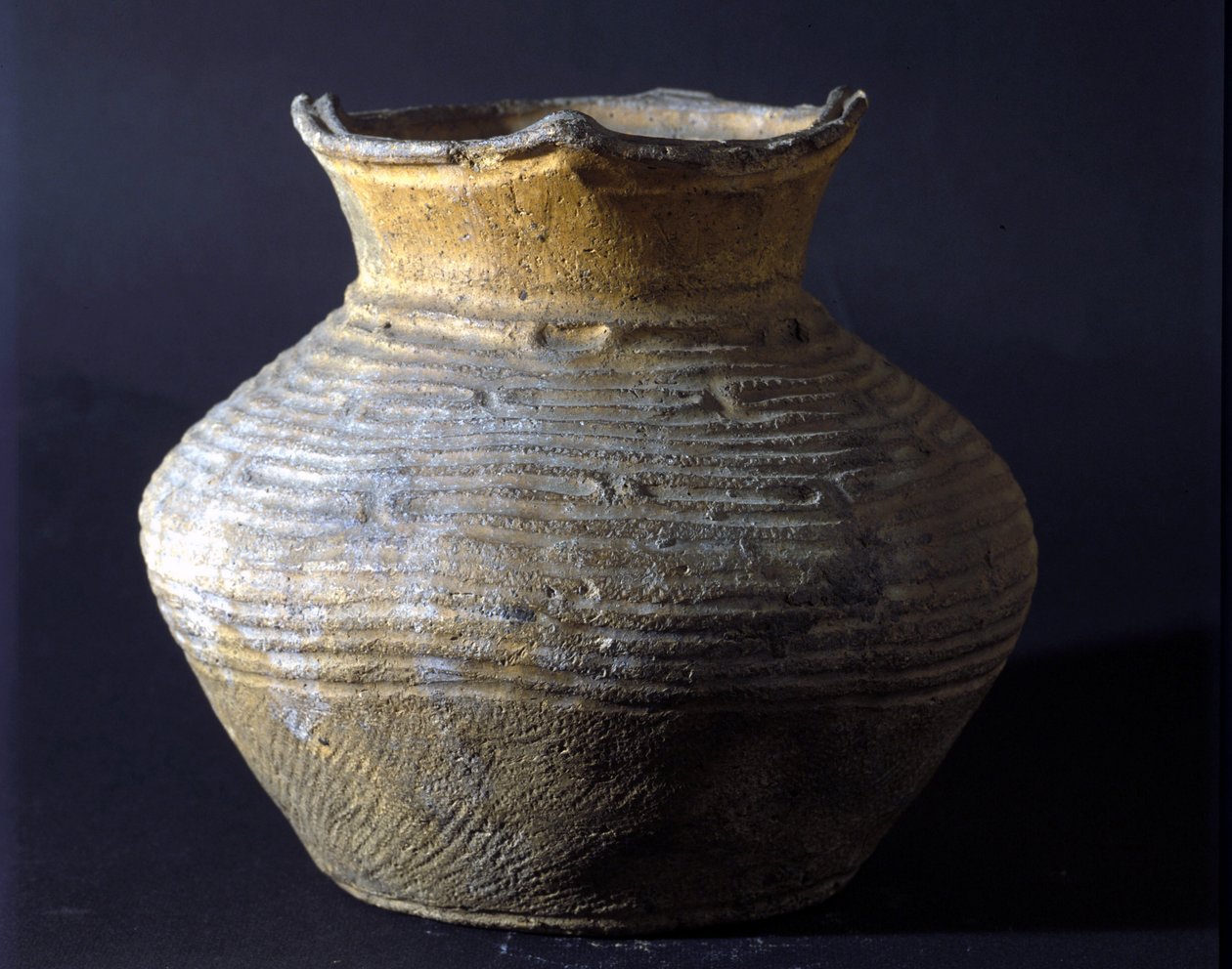 Terrakottaburk från Jomon-perioden (förhistoria i Japan). Rom, Nationalmuseet för orientalisk konst. av Prehistoric Prehistoric