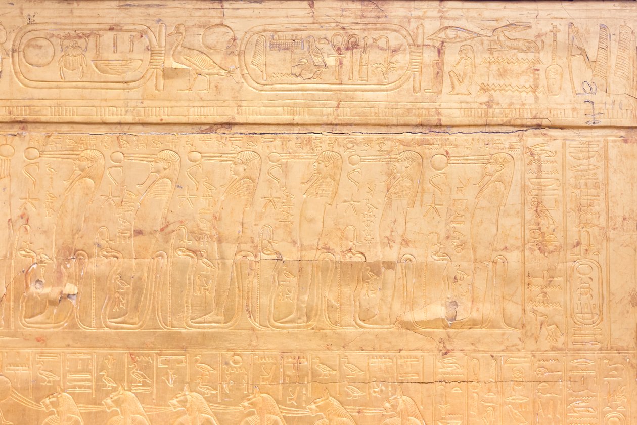 Den yttre gyllene helgedomen i Tutankhamons gravkammare, Egyptiska museet, Kairo, Egypten av Prehistoric Prehistoric