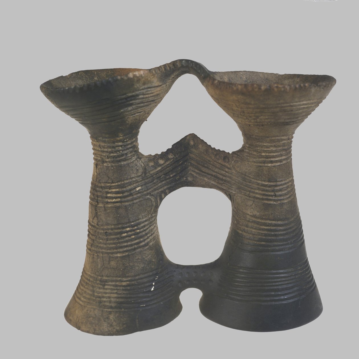 Kärl i kikareform, 4400-4200 f.Kr av Prehistoric Russian Culture