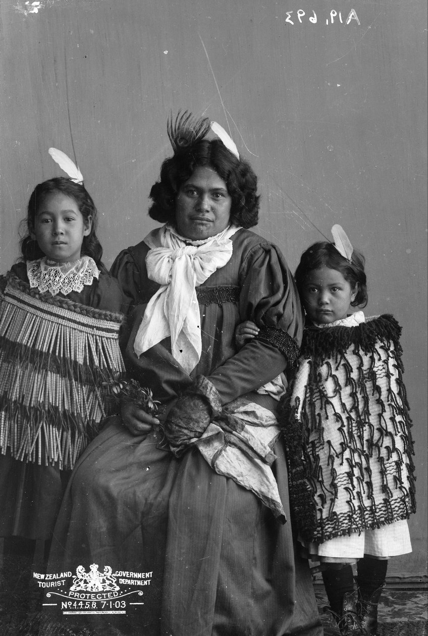 Maori woman and two children av Pulman and Son