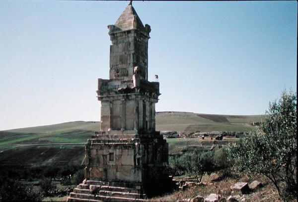 Monument känt som Mausoleum of Atban (foto) av Punic