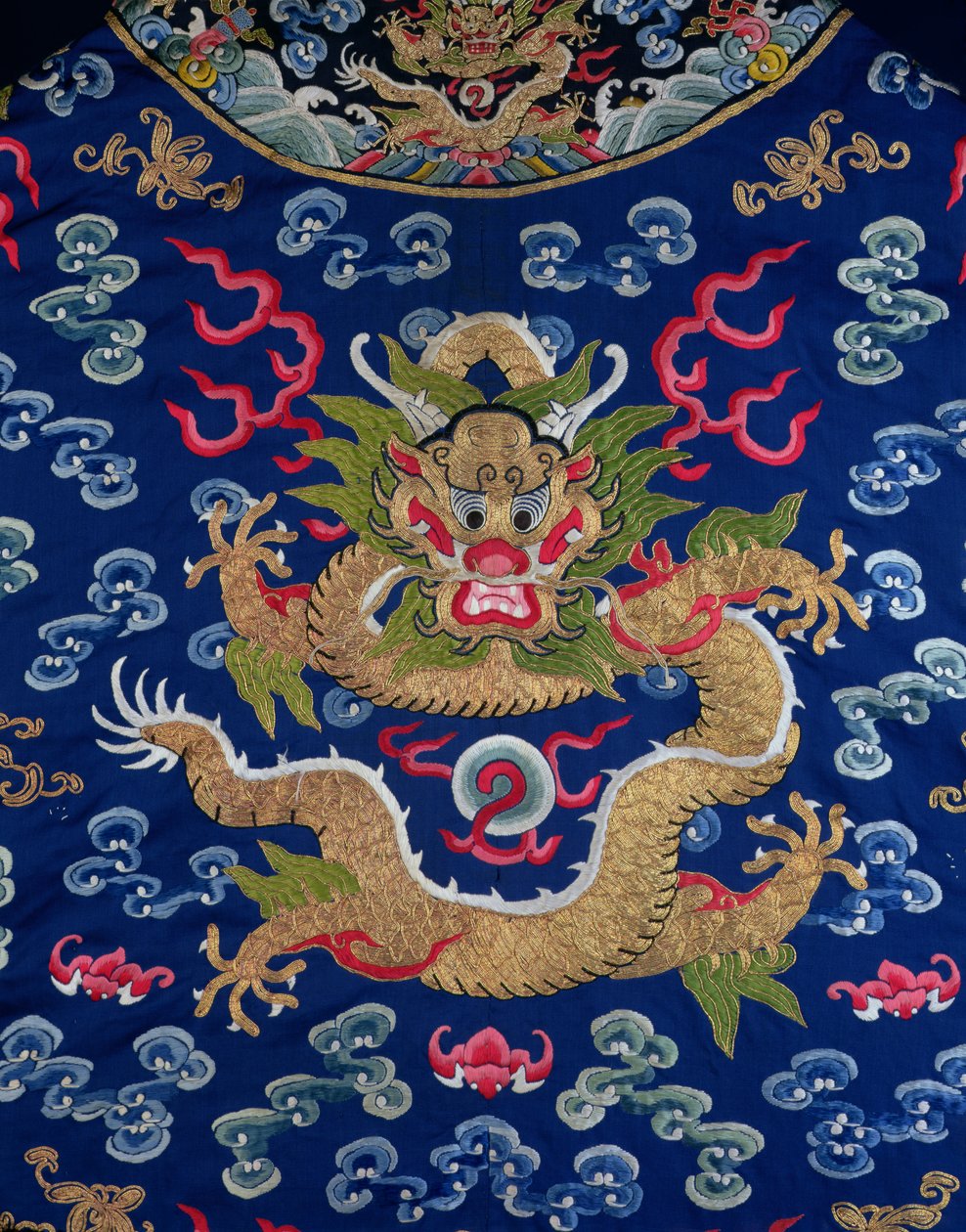 En blåslipad broderad Kesi drakrock, detalj av draken av Qing Dynasty Chinese School