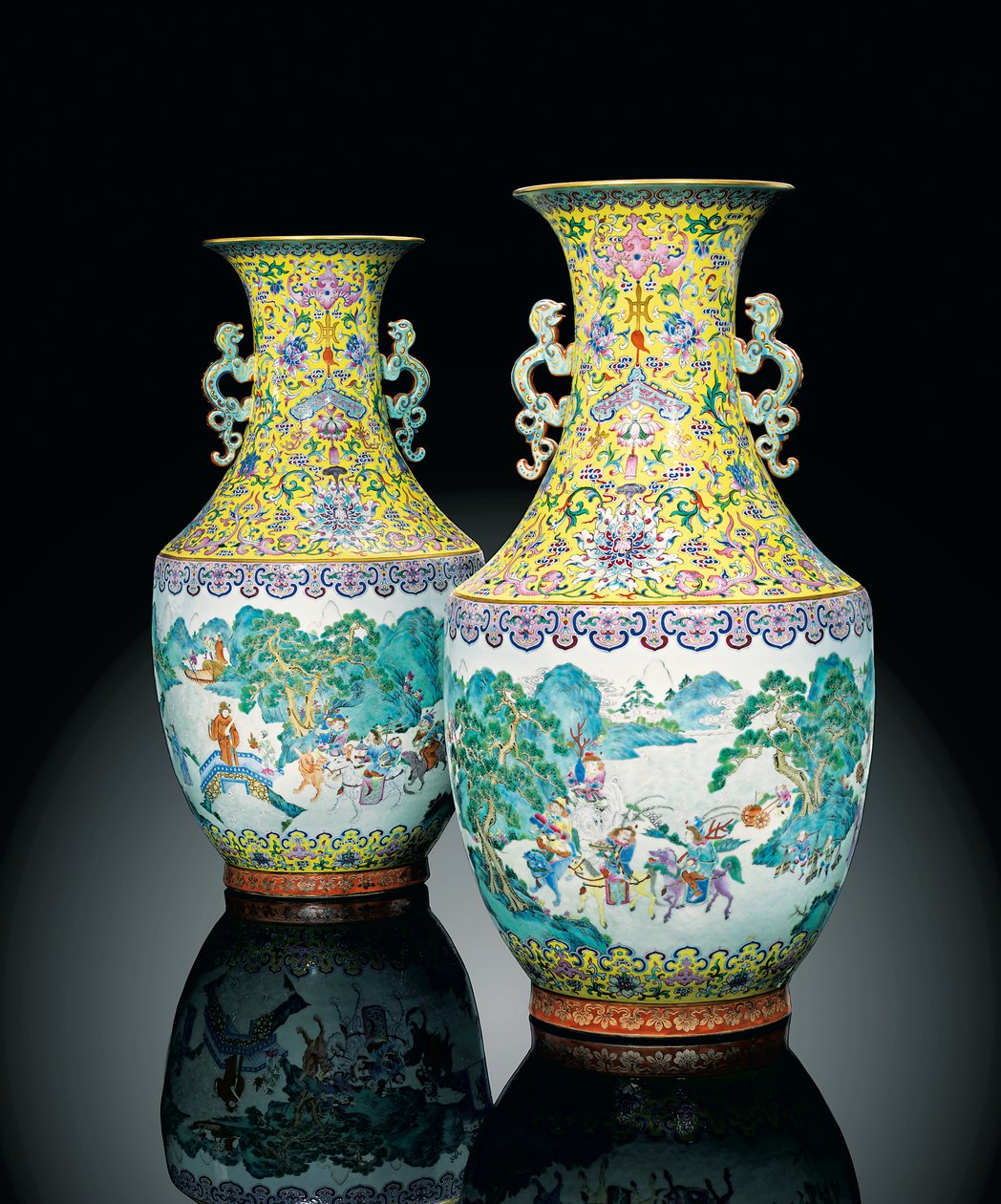 Ett par Imperial Famille Rose vaser (keramik) av Qing Dynasty   Jiaqing Period Chinese School