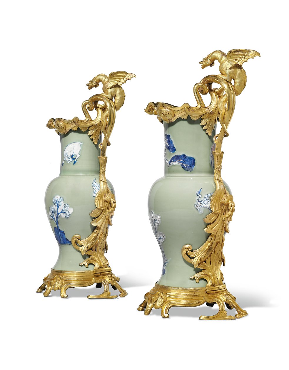 Ett par Ludvig XV ewers, porslin 1662-1722, fästen c.1745-49 (ormolu-monterat porslin) av Qing Dynasty   Kangxi Period Chinese School