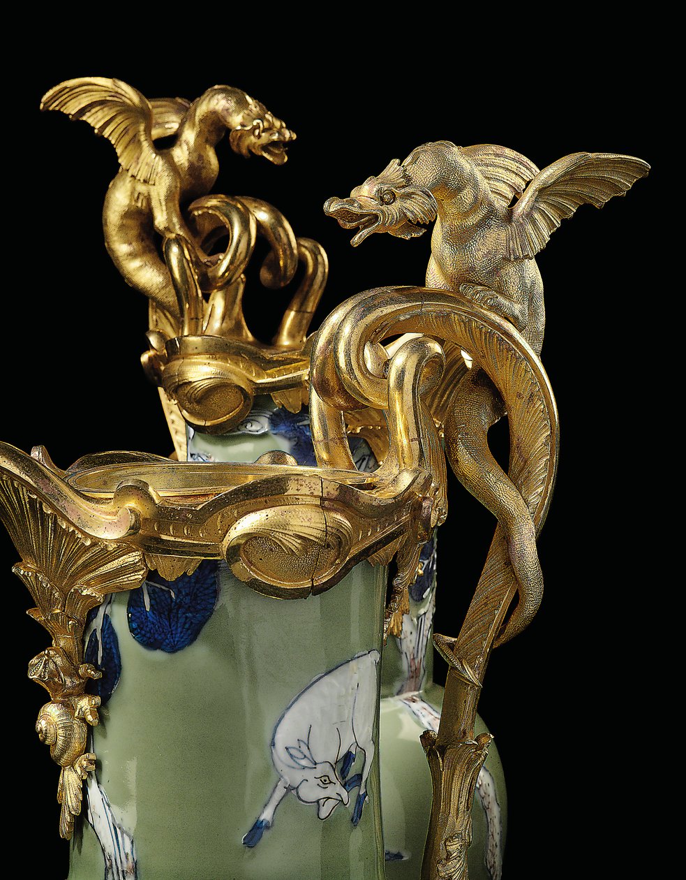 Ett par Ludvig XV ewers, porslin 1662-1722, fästen c.1745-49 (ormolu-monterat porslin) av Qing Dynasty   Kangxi Period Chinese School