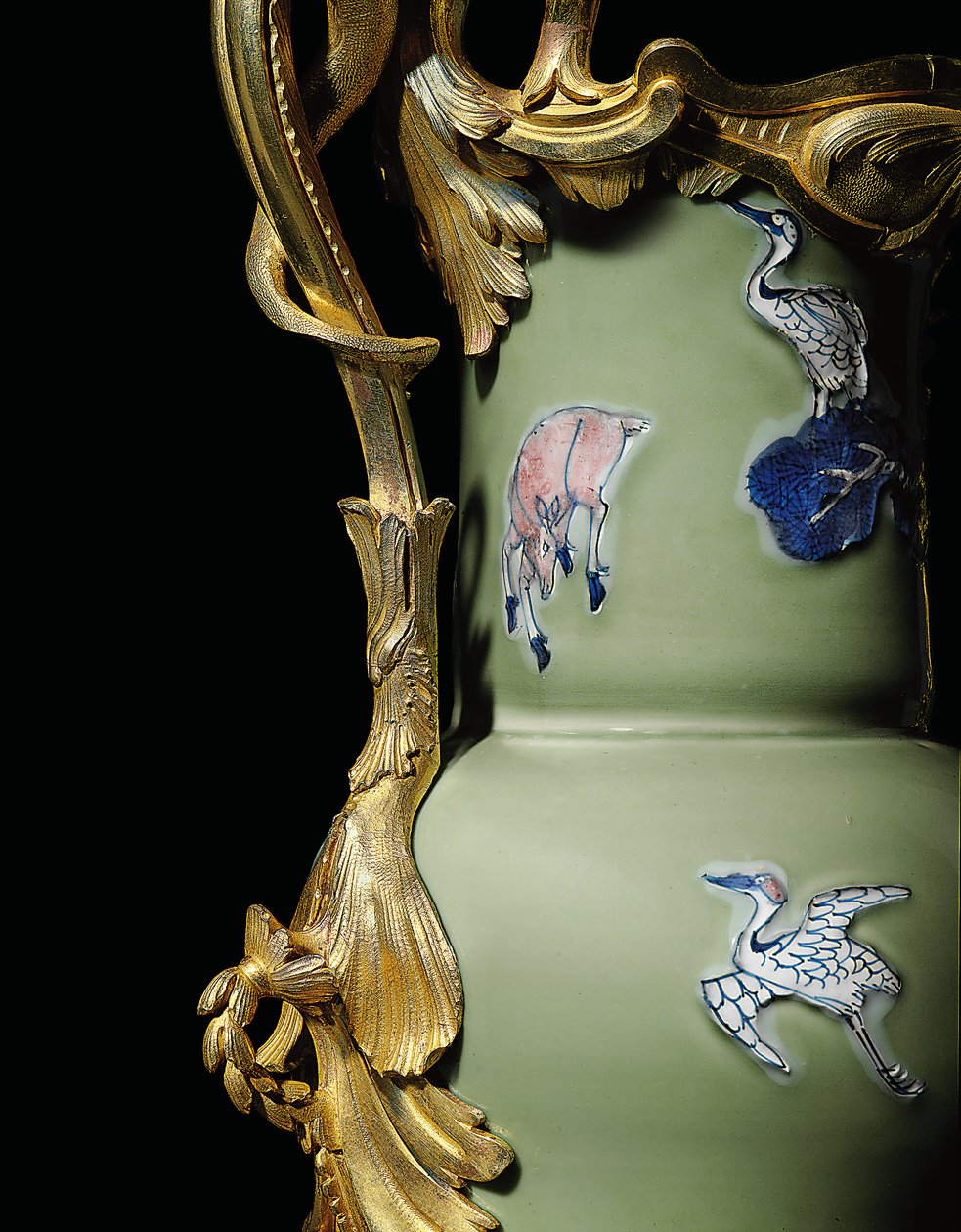 En av ett par Louis XV ewers, porslin 1662-1722, fästen c.1745-49 (ormolu-monterat porslin) av Qing Dynasty   Kangxi Period Chinese School