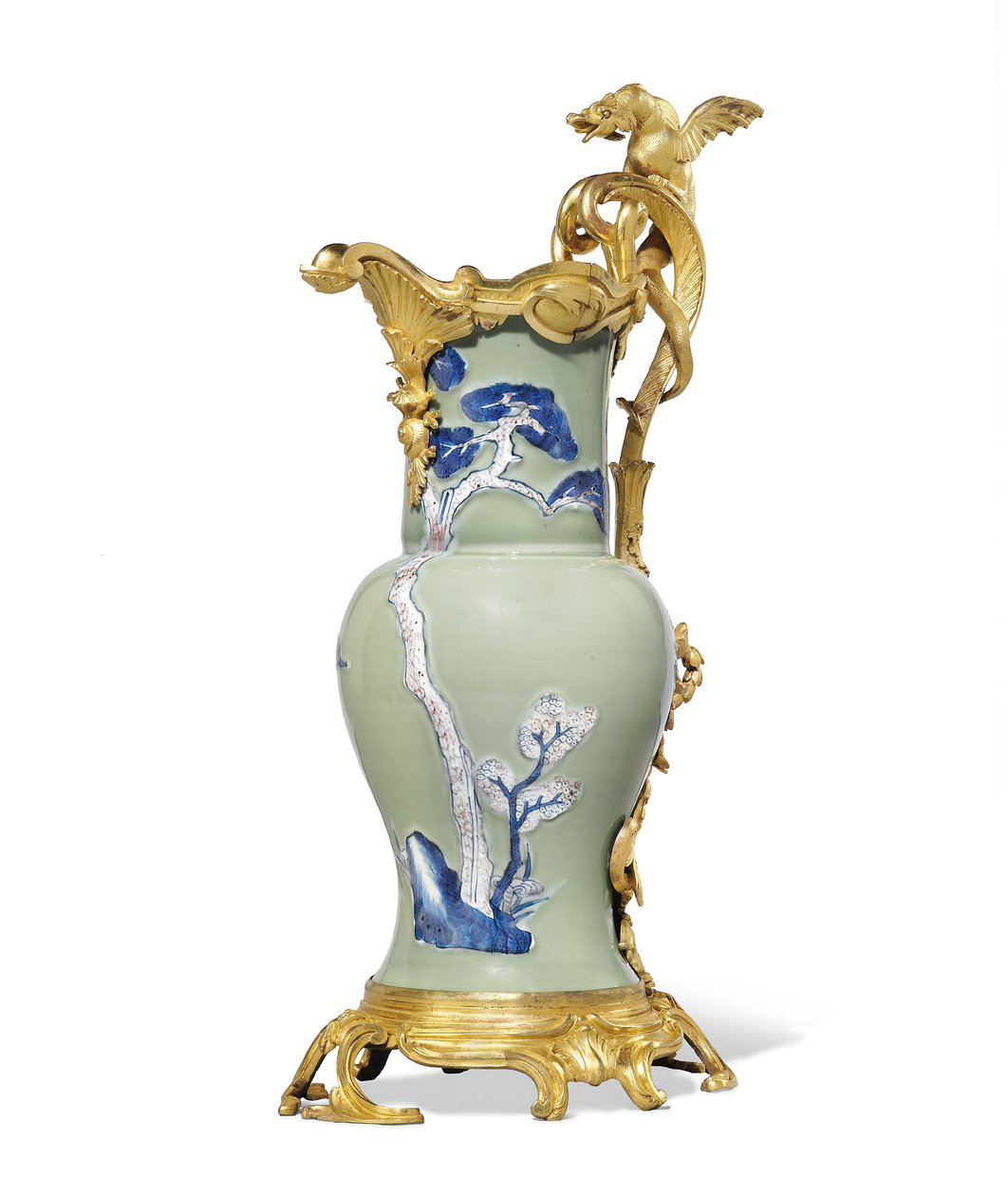 En av ett par Louis XV ewers, porslin 1662-1722, fästen c.1745-49 (ormolu-monterat porslin) av Qing Dynasty   Kangxi Period Chinese School