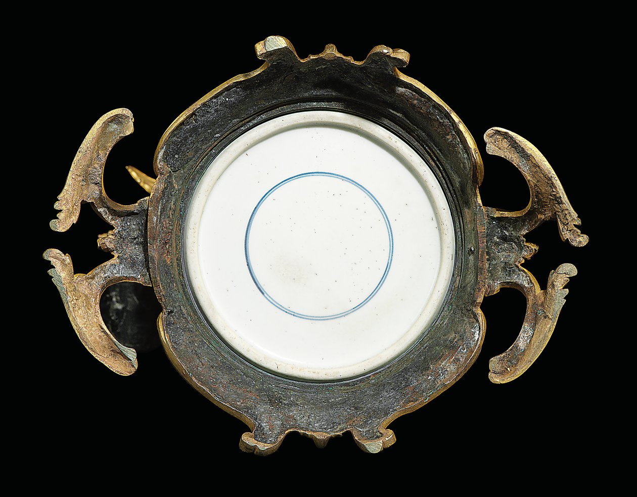 En av ett par Louis XV ewers, porslin 1662-1722, fästen c.1745-49 (ormolu-monterat porslin) av Qing Dynasty   Kangxi Period Chinese School