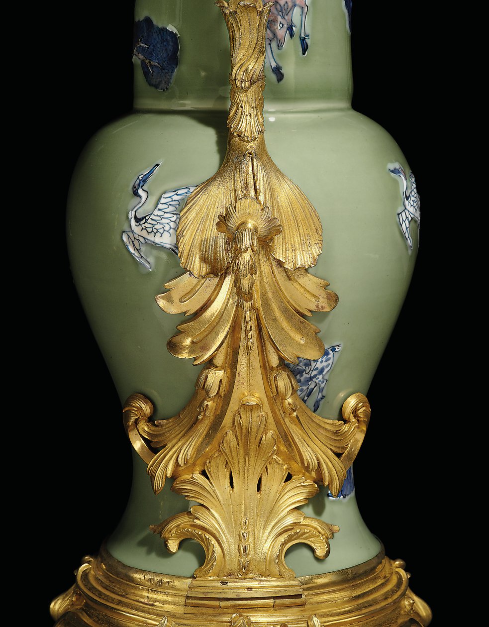 En av ett par Louis XV ewers, porslin 1662-1722, fästen c.1745-49 (ormolu-monterat porslin) av Qing Dynasty   Kangxi Period Chinese School