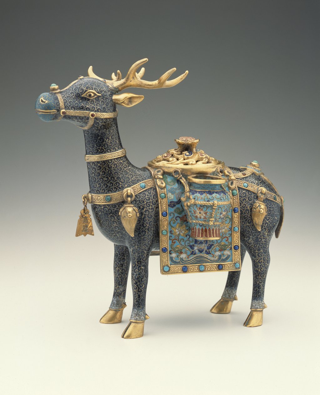 En figur av ett rådjur (cloisonne-emalj) av Qing Dynasty Chinese School