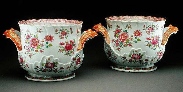 Ett par vinkylare från famille rose, ca 1775 (porslin) av Qing Dynasty Chinese School