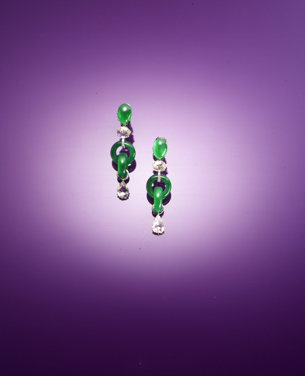 Ett exceptionellt par hängande örhängen med dubbla ringar (jadeit och diamanter) av Qing Dynasty Chinese School
