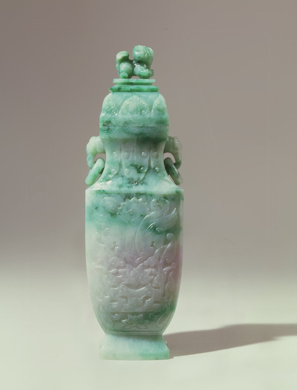 Balustervas och kupolformigt lock, sen Qing-dynastin (smaragd och vit jade) av Qing Dynasty Chinese School