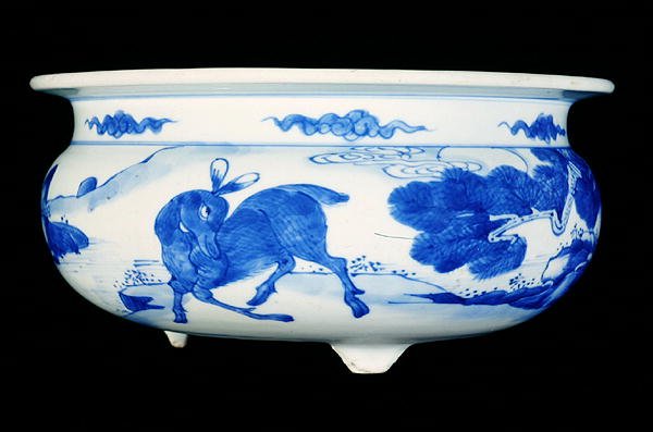 Rökelsekar målat i underglasyrblått med rådjur i ett landskap, Kangxiperiod (1662-1722) (porslin) av Qing Dynasty Chinese School