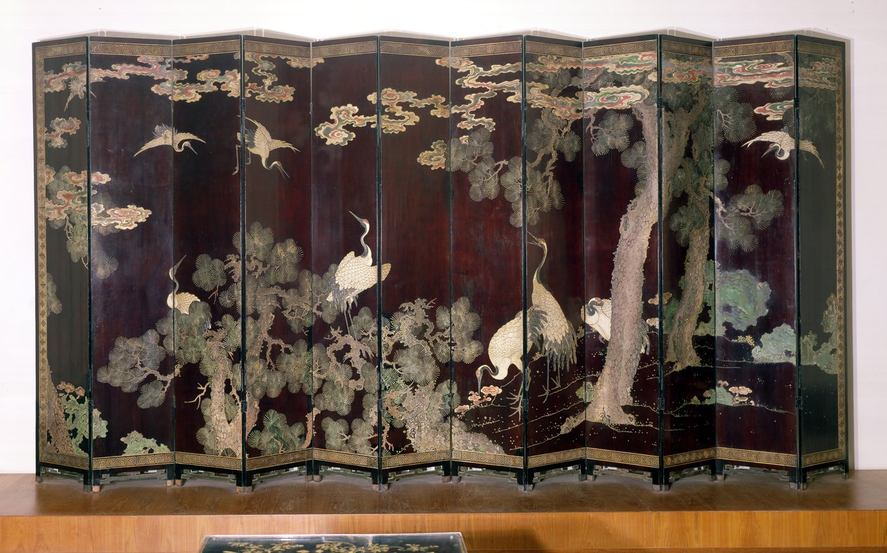 Coromandel-skärm föreställande tranor, tallar och moln på svart bakgrund, 1691 (lackerat trä) av Qing Dynasty Chinese School