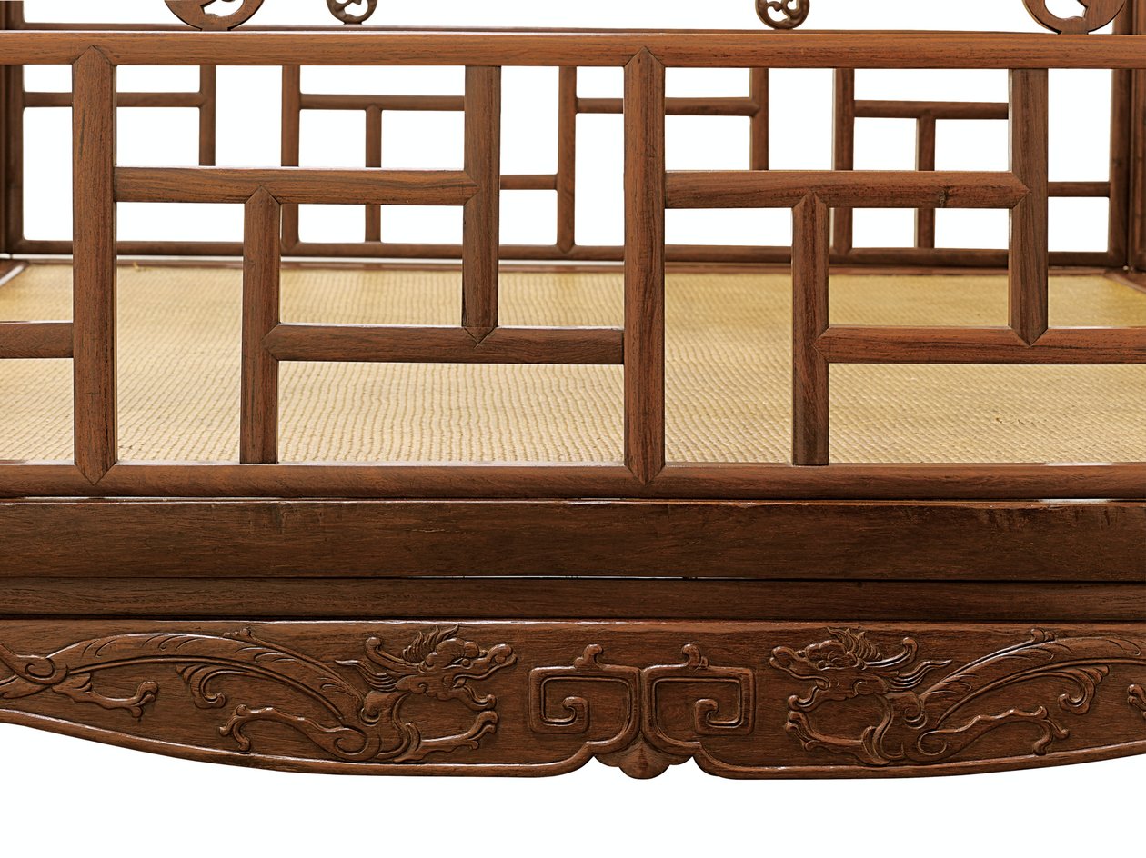 Detalj av en Huanghuali sexstolpar himmelssäng, Jiazichuang Qing-dynastin (trä) (se även 469034) av Qing Dynasty Chinese School