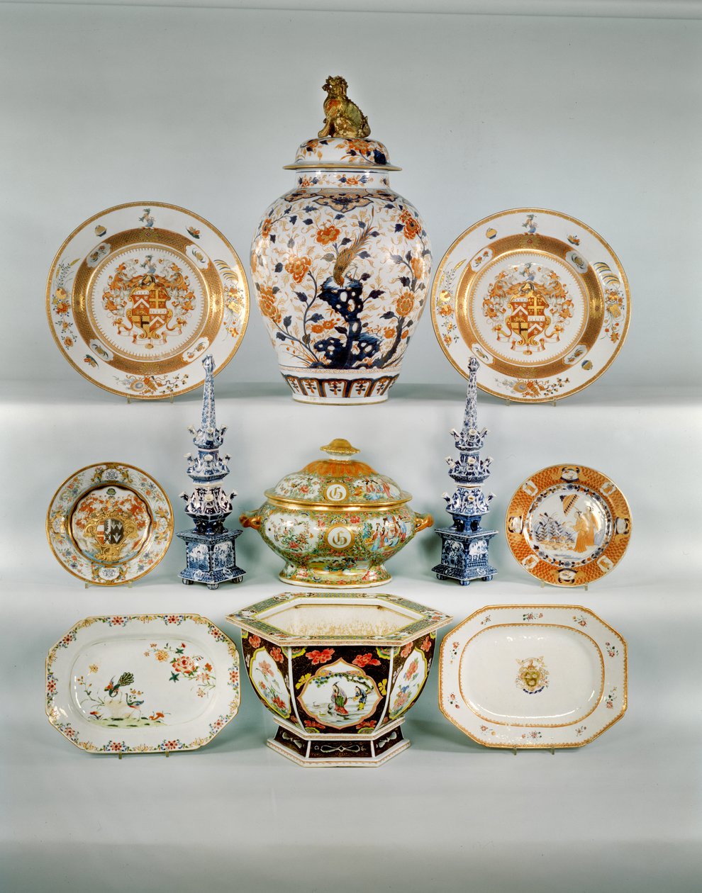 Imari balustervas; Rose-verte armorial fat, c.1724; Famille rose bombe terrin och lock; Två blå och vita tulpanvaser; Famille Rose vapenplåt; Imari tallrik av Cornelius Prenk; Famille Rose avlångt fat; Famille Rose hexagonal jardiniere (porslin) av Qing Dynasty Chinese School