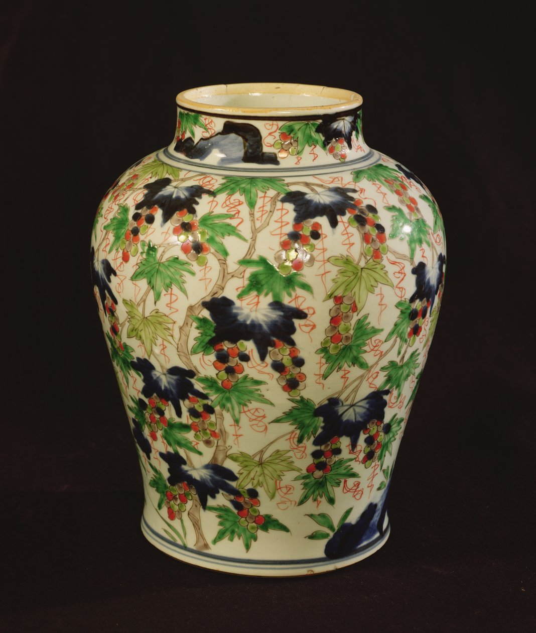 Burk dekorerad med vinrankor och druvklasar (keramik) av Qing Dynasty Chinese School