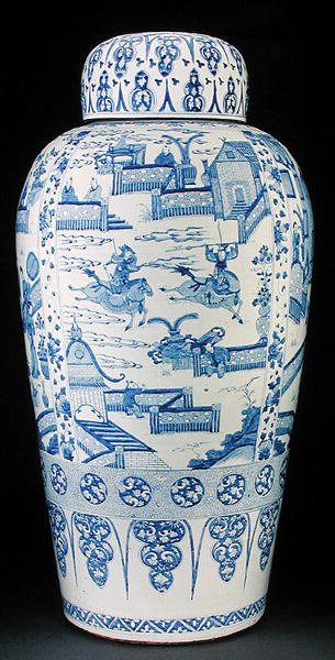 En av ett par blå och vita soldatvaser av Qing Dynasty Chinese School