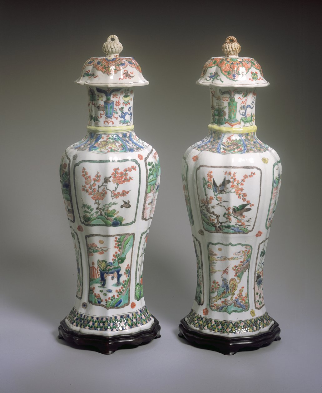 Ett par kinesiska Export Famille Verte-vaser och omslag, Kangxi-perioden (1662-1722) (porslin) (se även 272196) av Qing Dynasty Chinese School