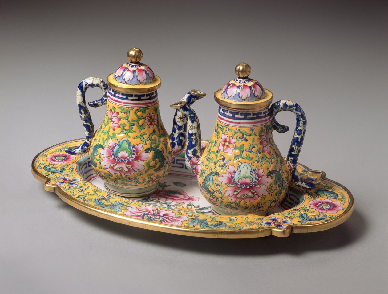 Ett par miniatyrlökar och bricka, Qianlong-period (1736-95) (emalj) av Qing Dynasty Chinese School