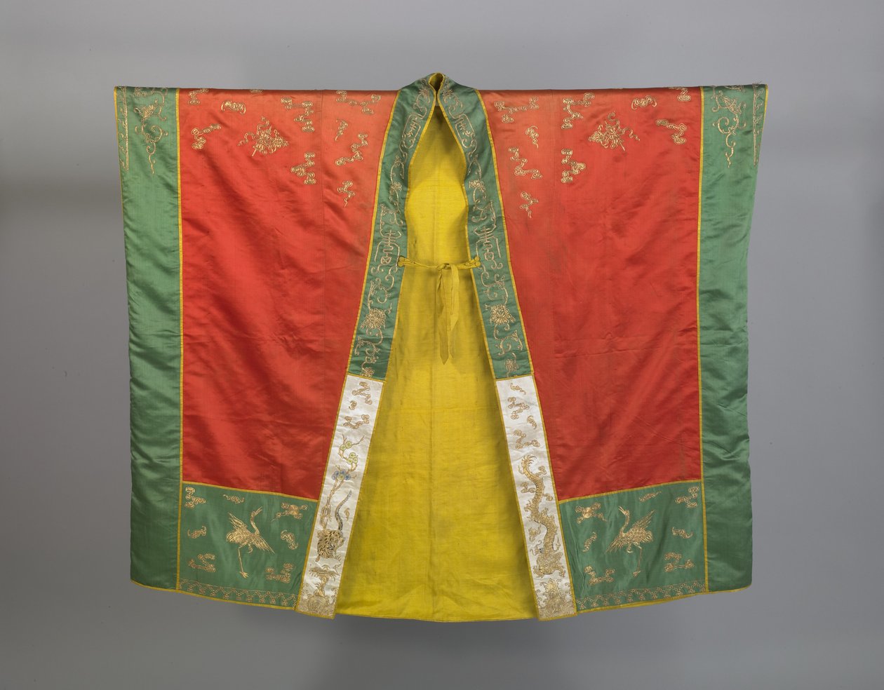 Dräkt för en daoistisk präst av första graden, slutet av 1800-talet (broderat siden med siden- och metalltrådar) av Qing Dynasty Chinese School