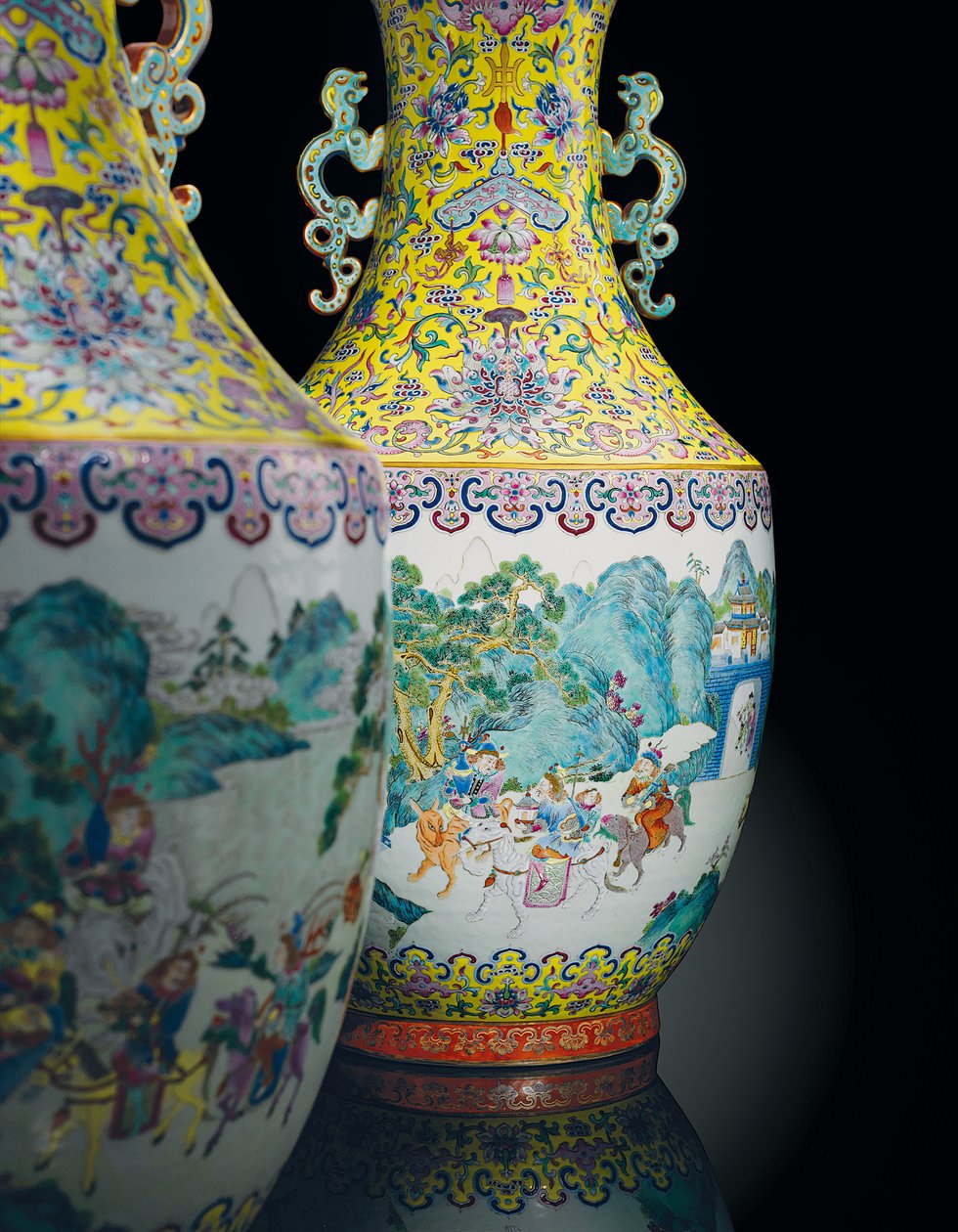 Ett par Imperial Famille Rose vaser (keramik) av Qing Dynasty   Jiaqing Period Chinese School