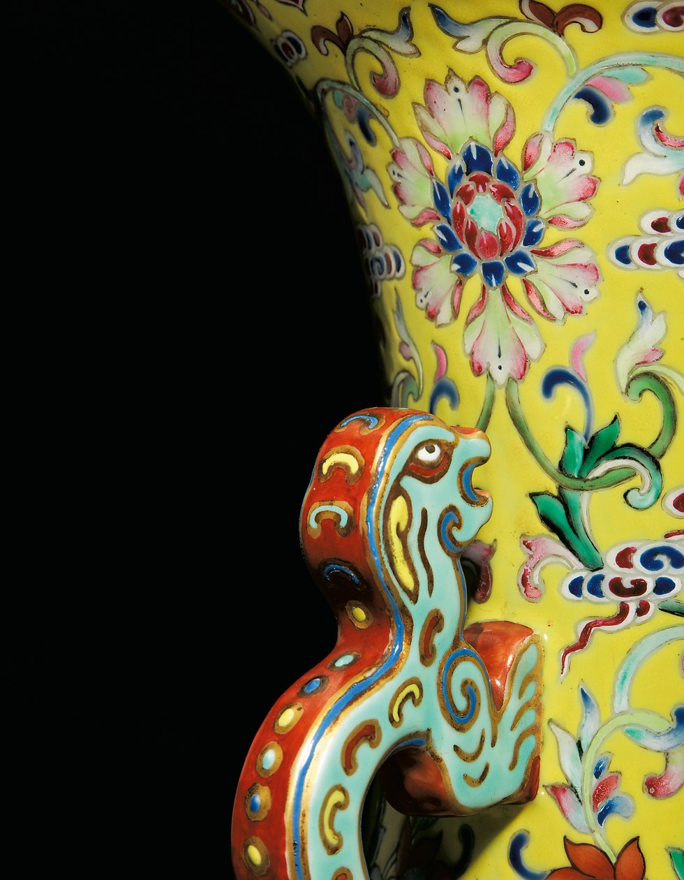 Detalj från en av ett par Imperial Famille Rose-vaser (keramik) av Qing Dynasty   Jiaqing Period Chinese School