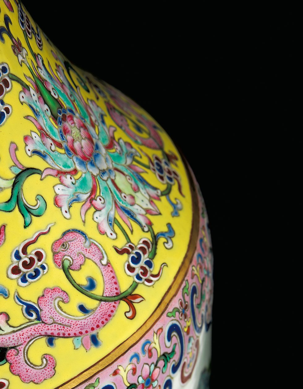 Detalj från en av ett par Imperial Famille Rose-vaser (keramik) av Qing Dynasty   Jiaqing Period Chinese School