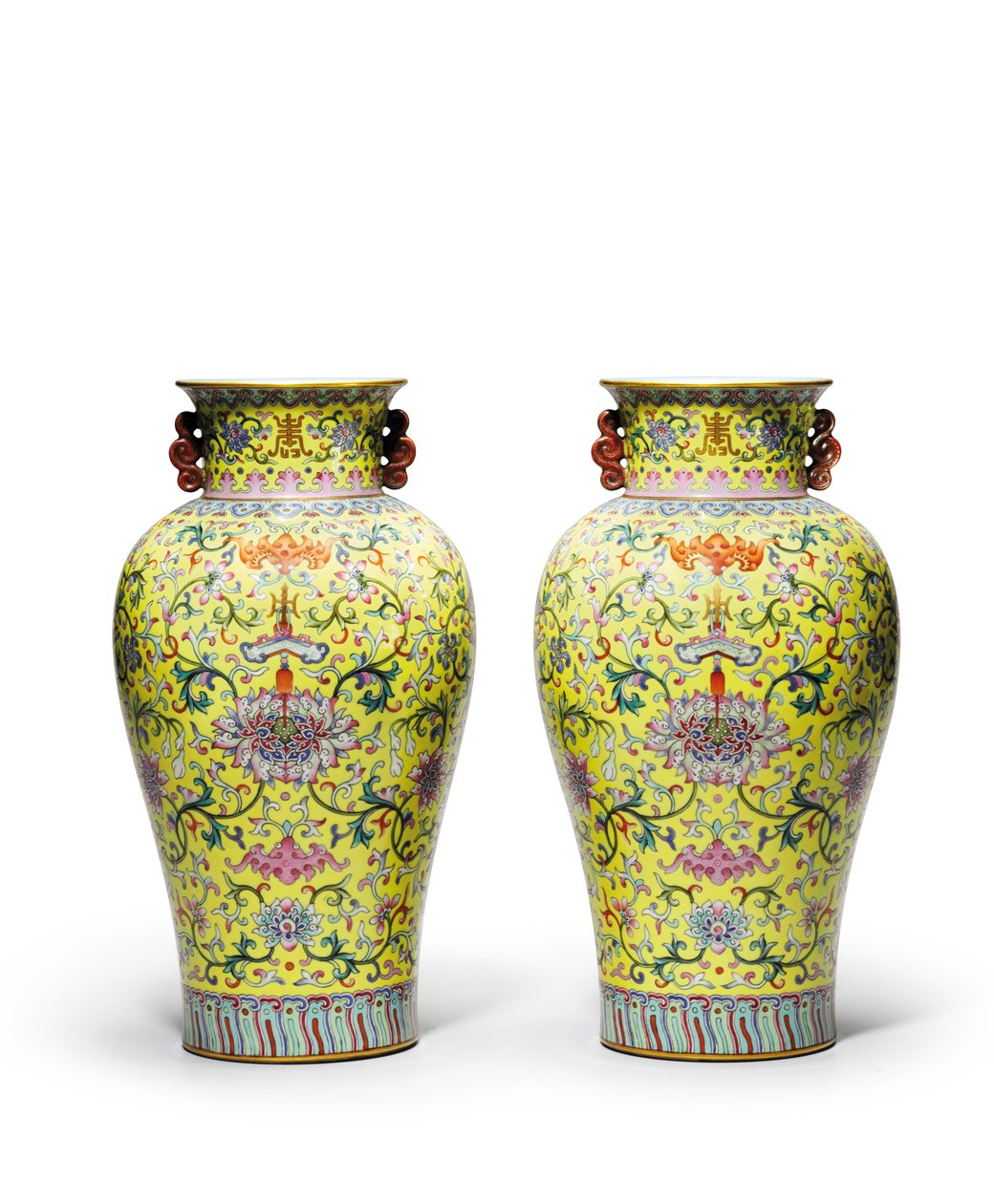 Ett par gulmalda famille rose vaser (keramik) av Qing Dynasty   Jiaqing Period Chinese School
