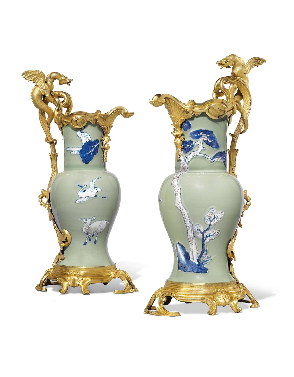 Ett par Ludvig XV ewers, porslin 1662-1722, fästen ca 1745-49 av Qing Dynasty   Kangxi Period Chinese