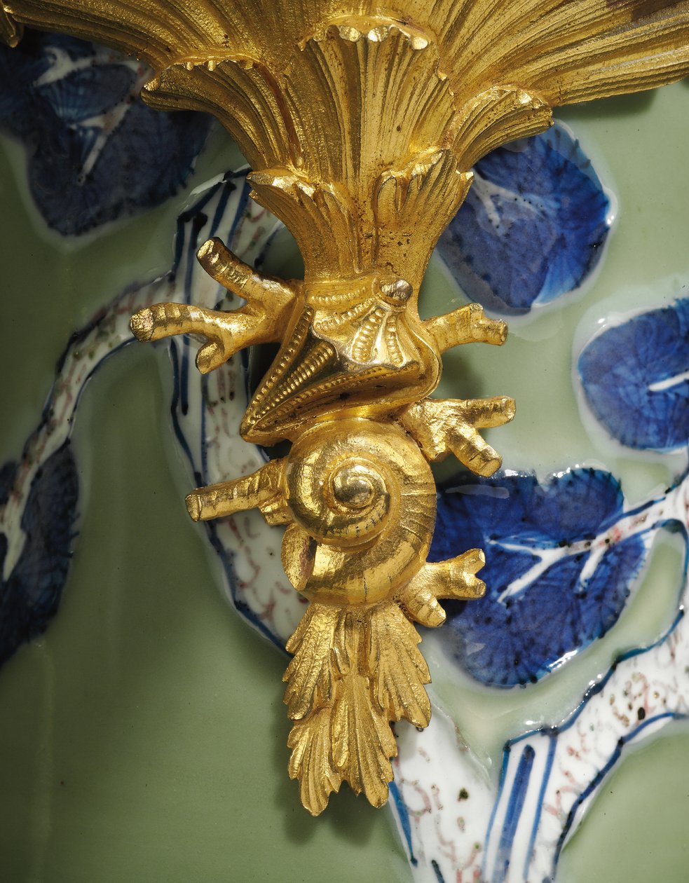 En av ett par Louis XV ewers, porslin 1662-1722, fästen c.1745-49 (ormolu-monterat porslin) av Qing Dynasty   Kangxi Period Chinese