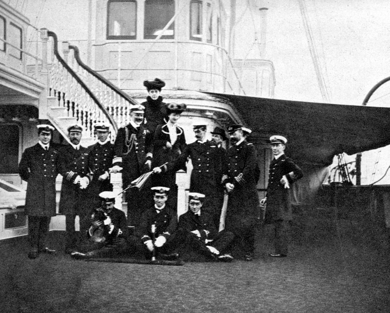 Gruppporträtt ombord på den kungliga yachten Victoria och Albert, Köpenhamn, 1908. av Queen Alexandra