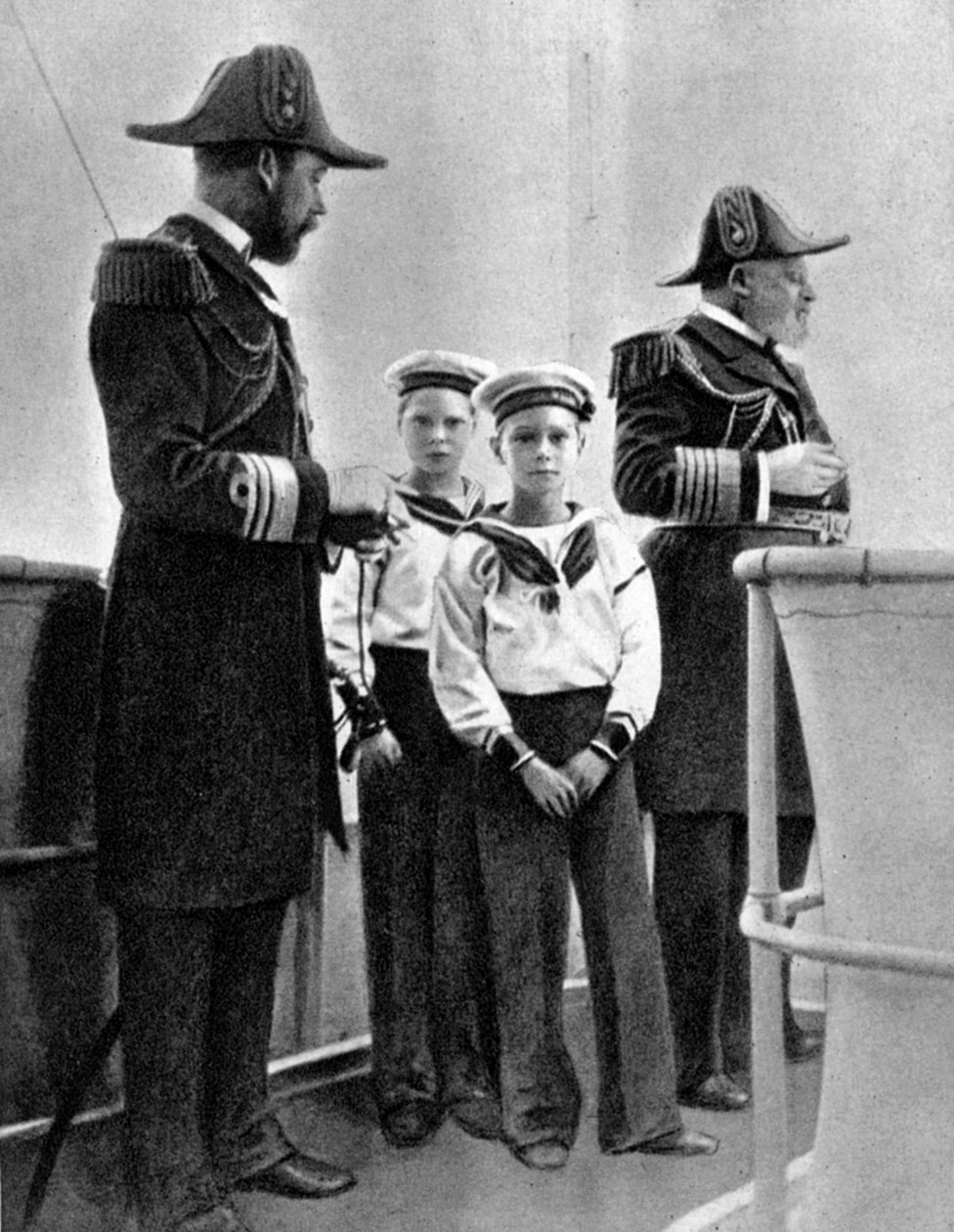 Kung Edward VII 1841-1910 med sin son George 1865-1936 och sina två äldsta barnbarn, 1908 av Queen Alexandra