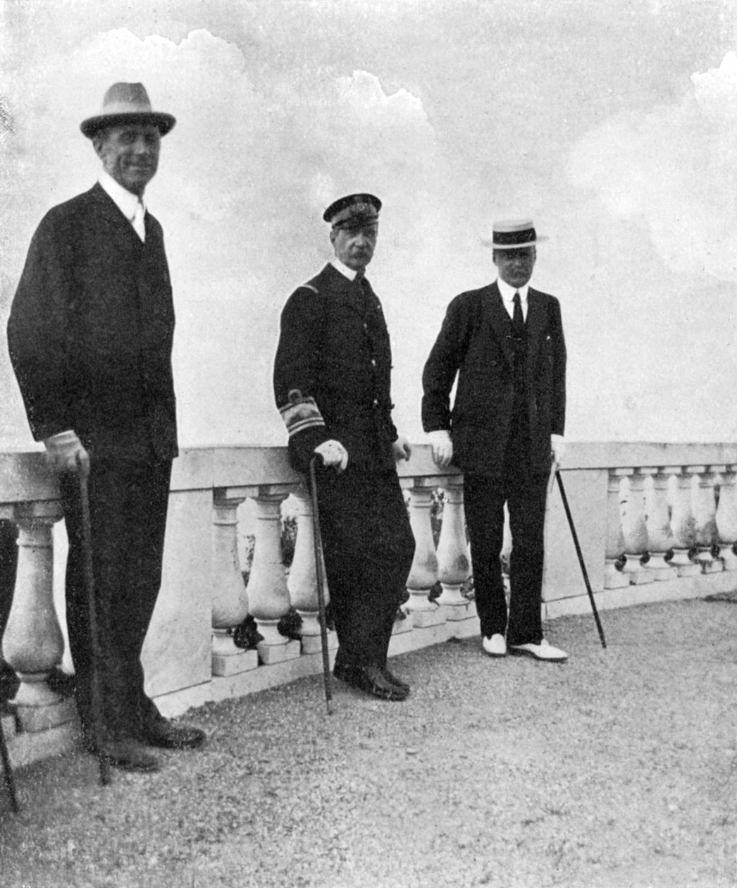 Kung George I av Grekland med Commodore Keppel och Lord Howe, Korfu, Grekland, 1908. av Queen Alexandra