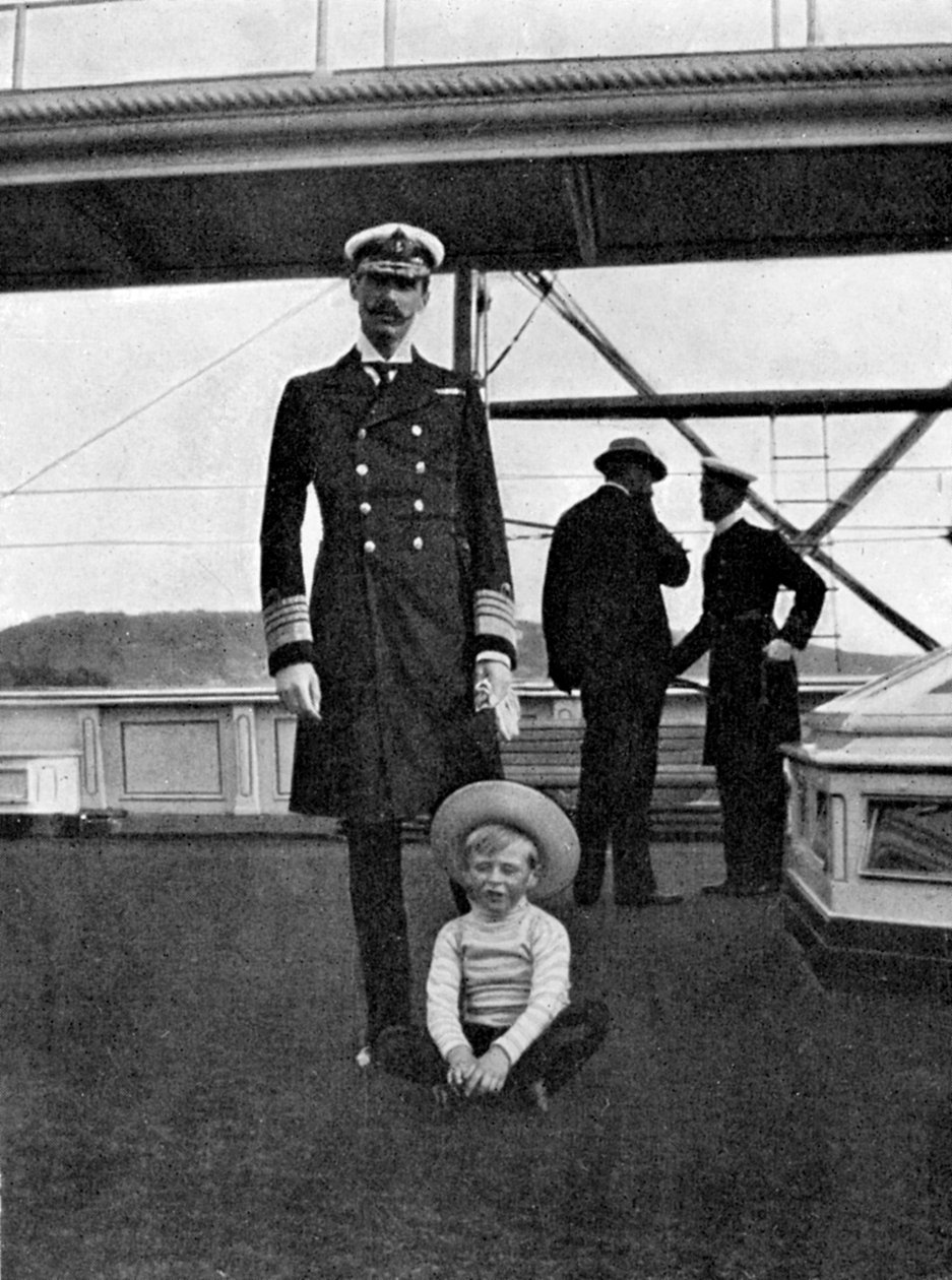 Kung Haakon VII av Norge 1872-1957 med sin son Olav 1903-1991, 1908. av Queen Alexandra