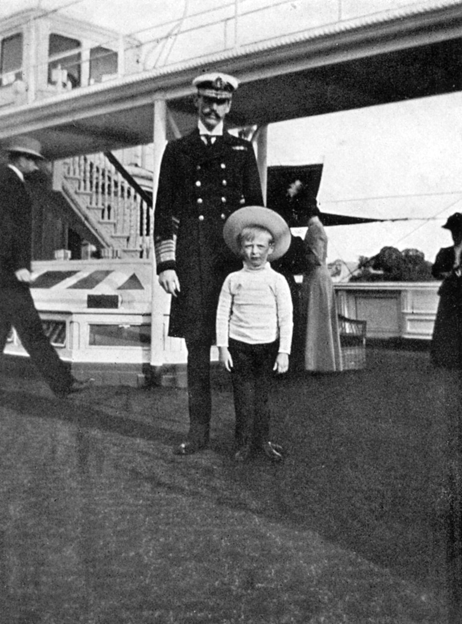 Kung Haakon VII av Norge 1872-1957 med sin son Olav 1903-1991, 1908. av Queen Alexandra