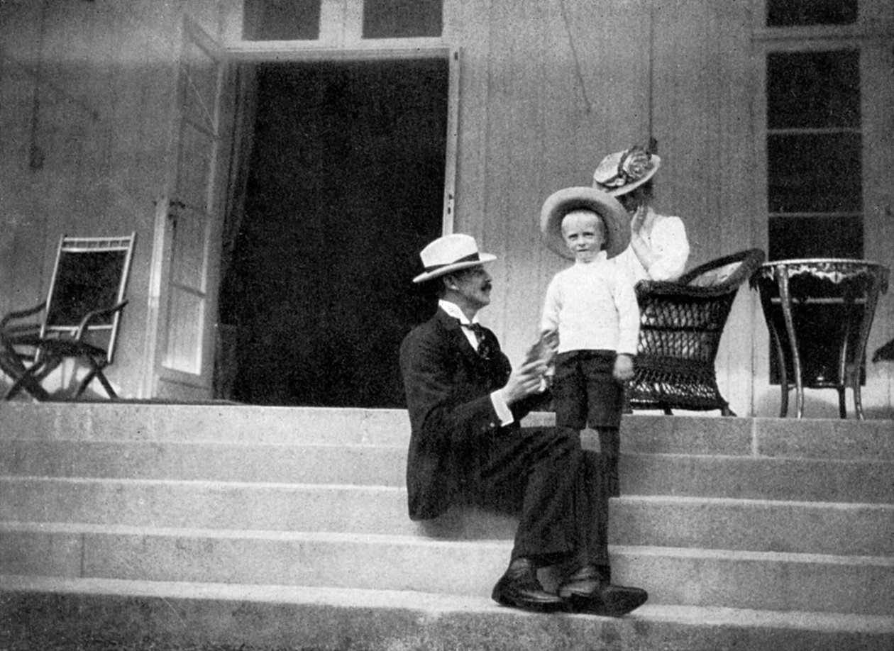 Kung Haakon VII av Norge, hans son Olav och prinsessan Victoria på Bygdøy, Norge, 1908. av Queen Alexandra