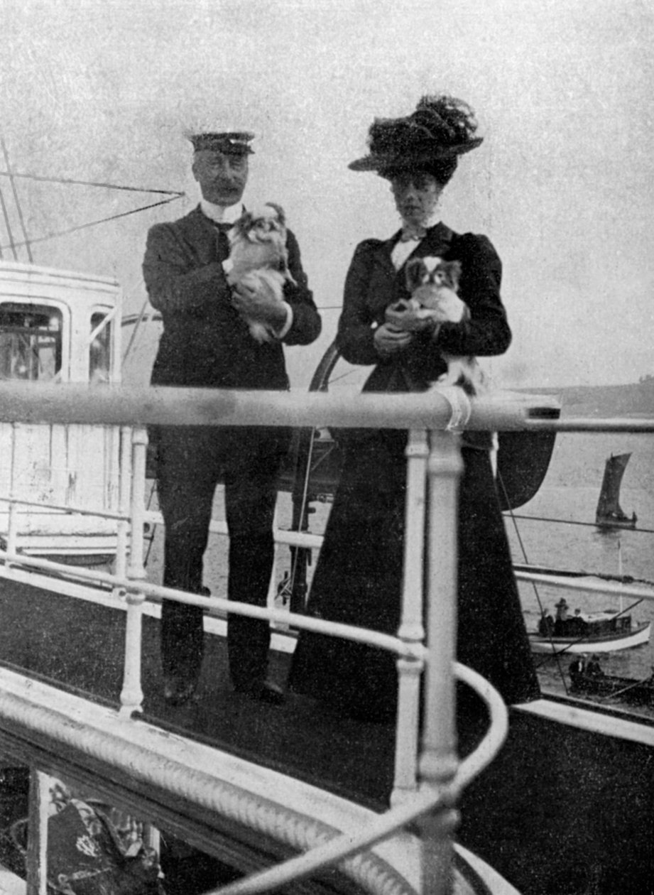 Prinsessan Victoria 1868-1935 med drottningens hundar, 1908. av Queen Alexandra