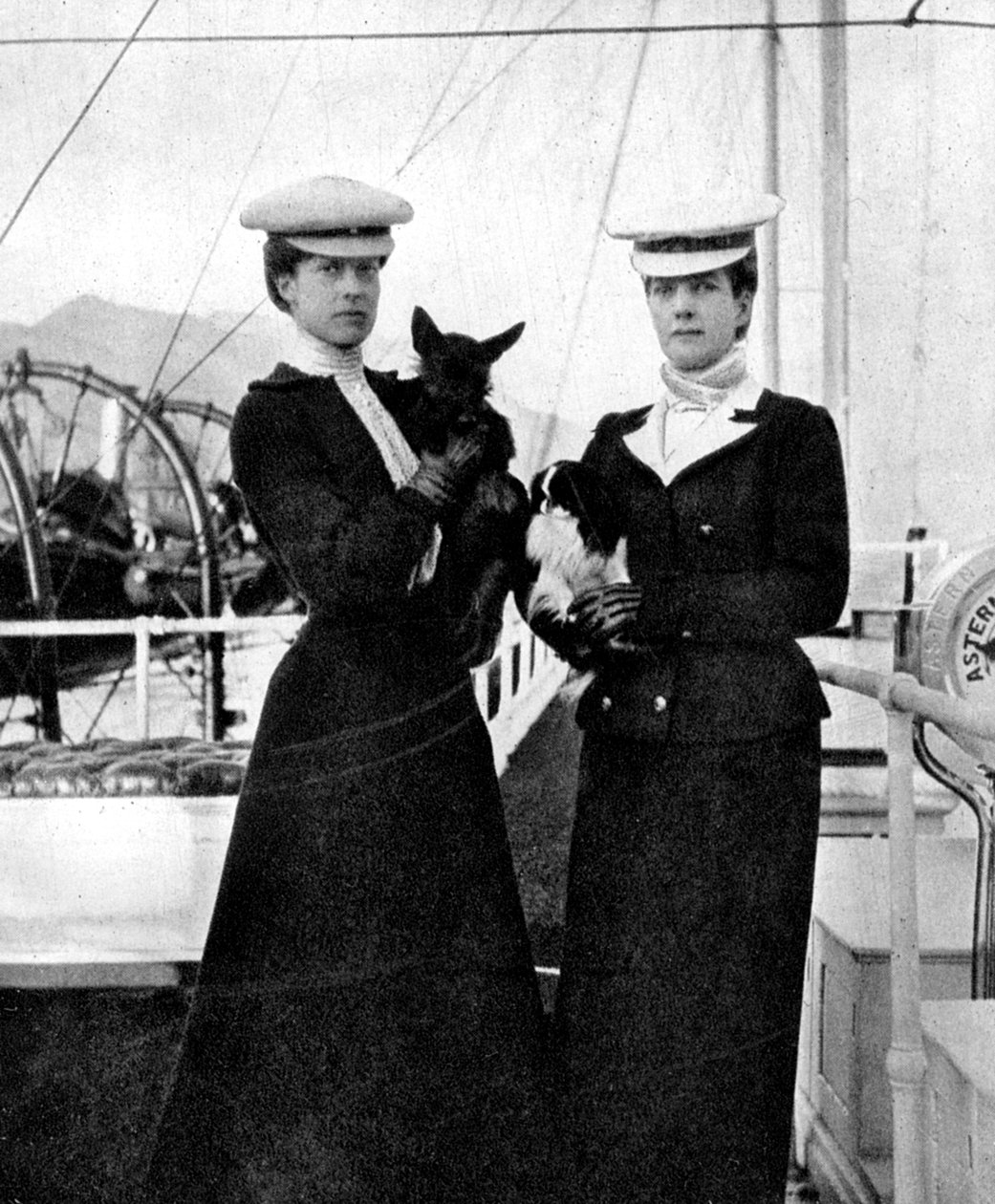 Drottning Alexandra 1844-1925 med sin dotter prinsessan Victoria 1868-1935. 1908. av Queen Alexandra