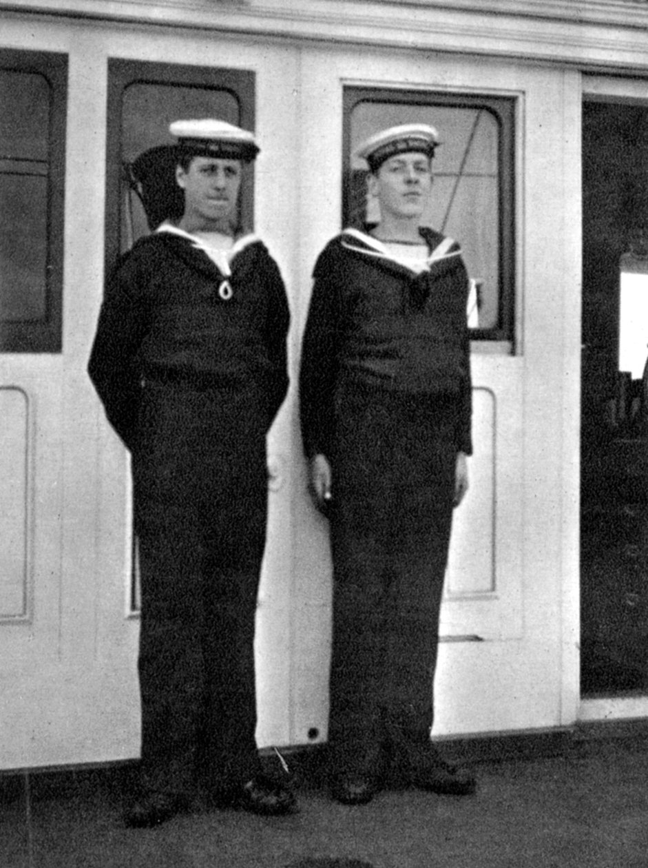 Två skeppspojkar på den kungliga yachten Victoria och Albert III, 1908. av Queen Alexandra