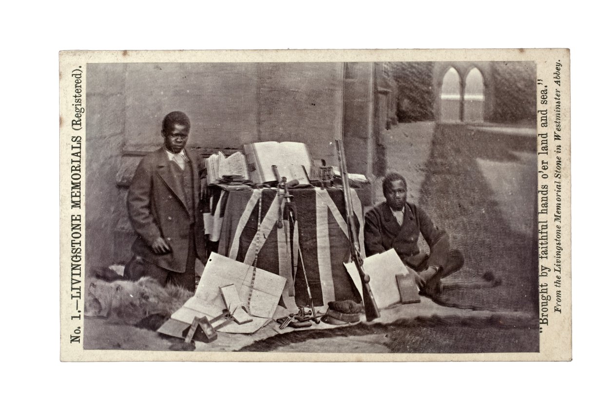 James Chuma och Abdullah Susi med David Livingstone-artefakter, Newstead Abbey, England, juni 1874 (albumintryck) av R. and Son Allen