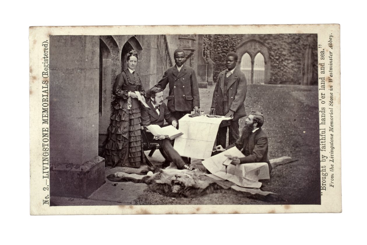 Tom och Agnes Livingstone, Abdullah Susi, James Chuma och Horace Waller, Newstead Abbey, England, juni 1874 (albumintryck) av R. and Son Allen