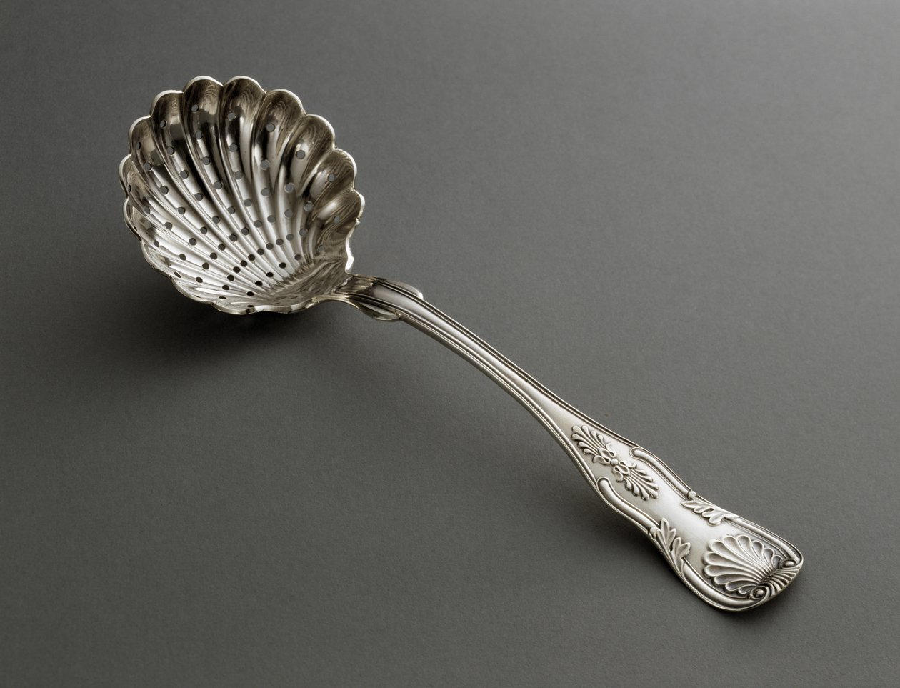 Genomborrad slev, ca. 1825-1846 (silver) av R. and W. Wilson