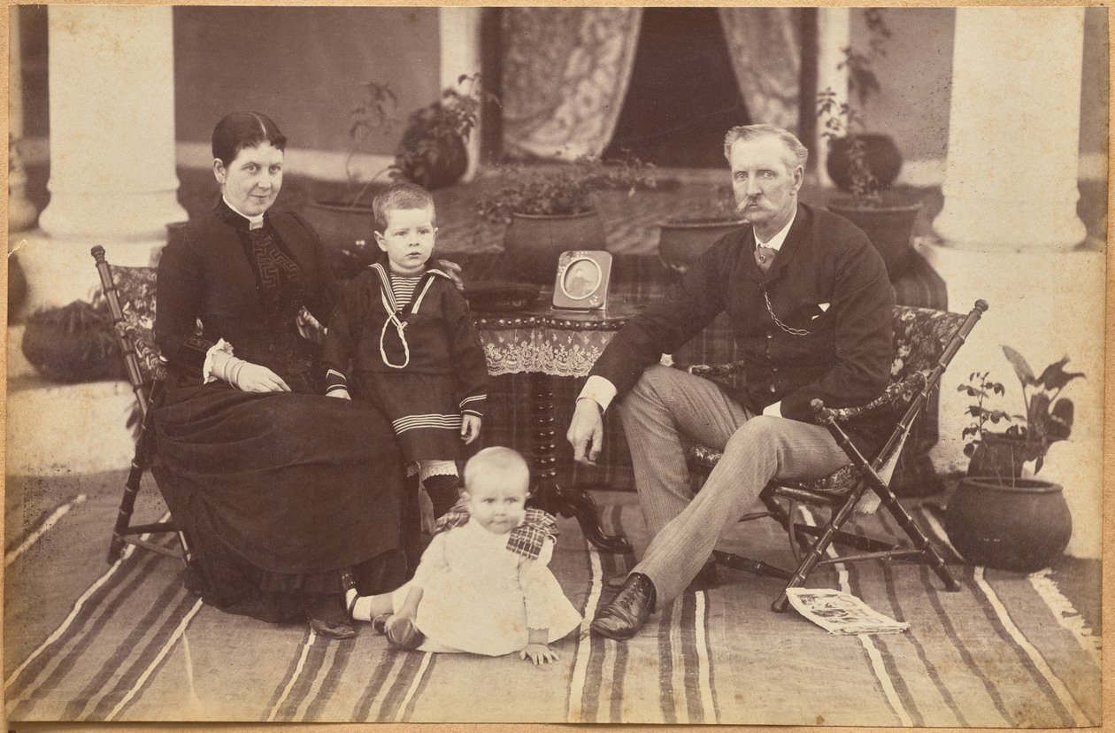Överste Carpendale och familj, Neemuch (framsida, nedtill) av Raja Deen Dayal